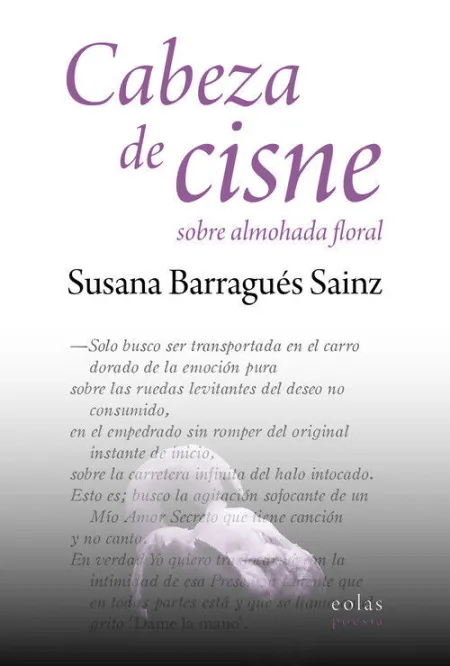 Cabeza de Cisne Sobre Almohada Floral